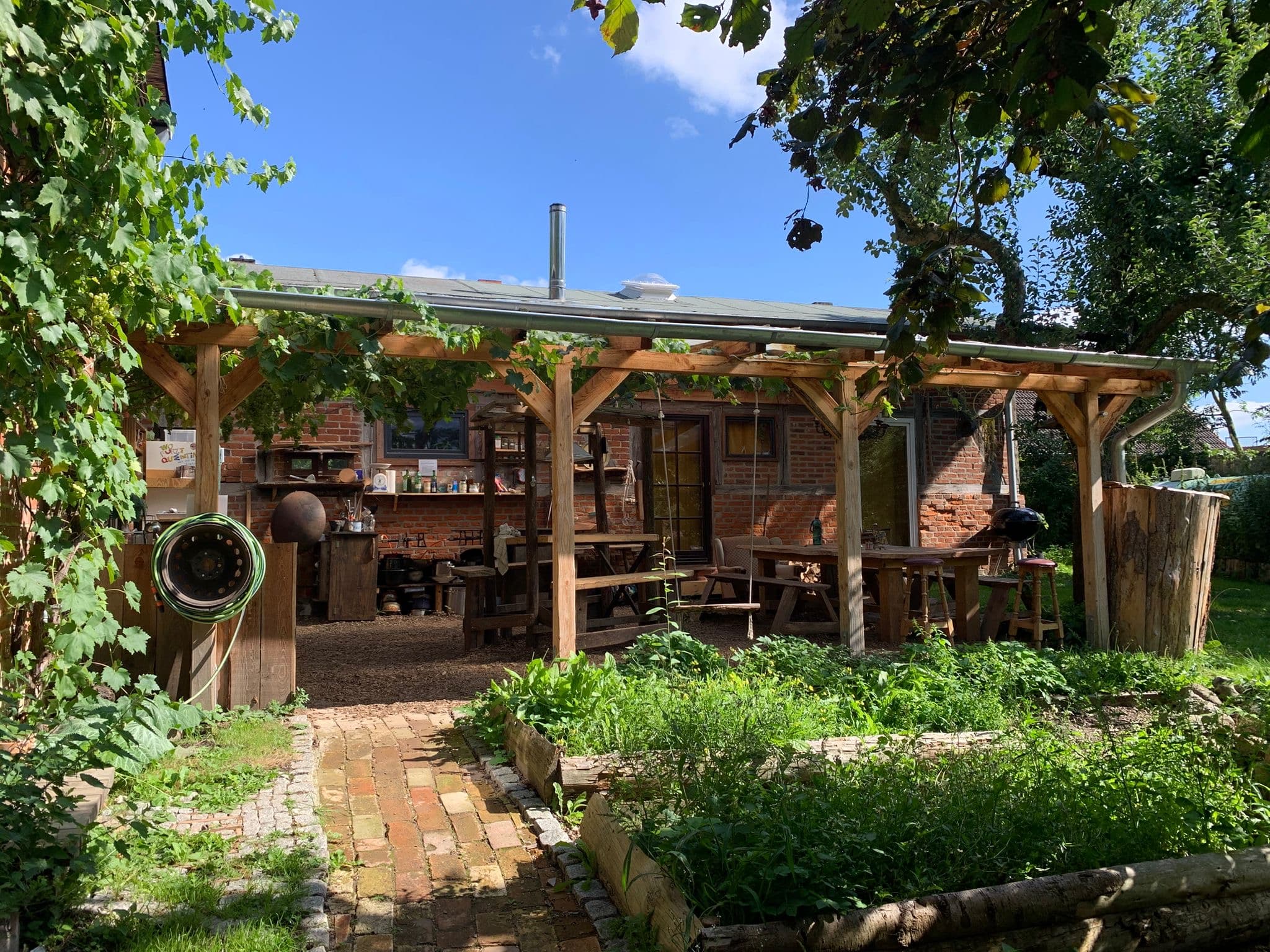 Garten und Gemeinschaftsbereich des Retreat Centers Obere Welt in Upahl