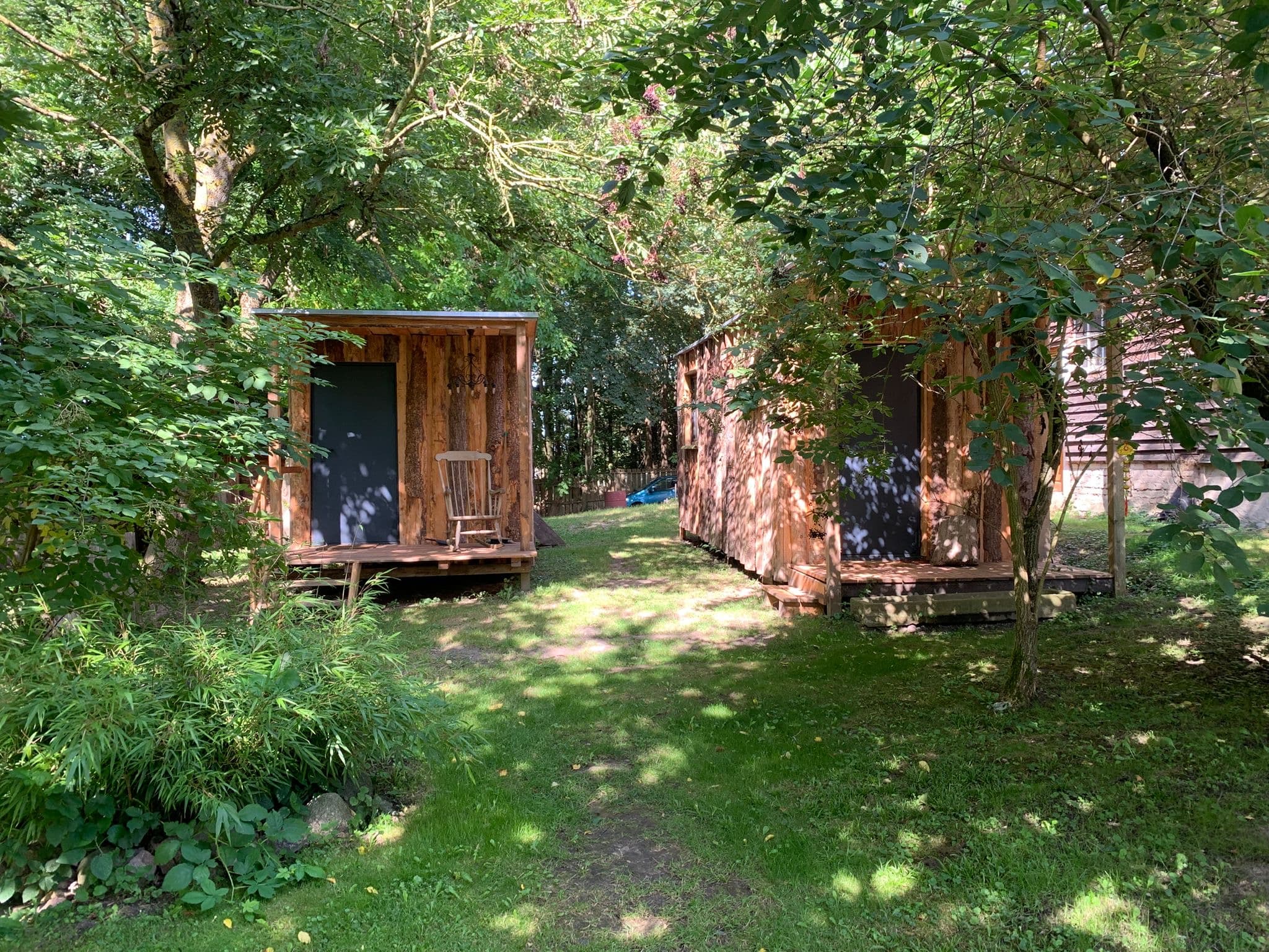 Holzhütten im grünen Außengelände des Retreat Centers
